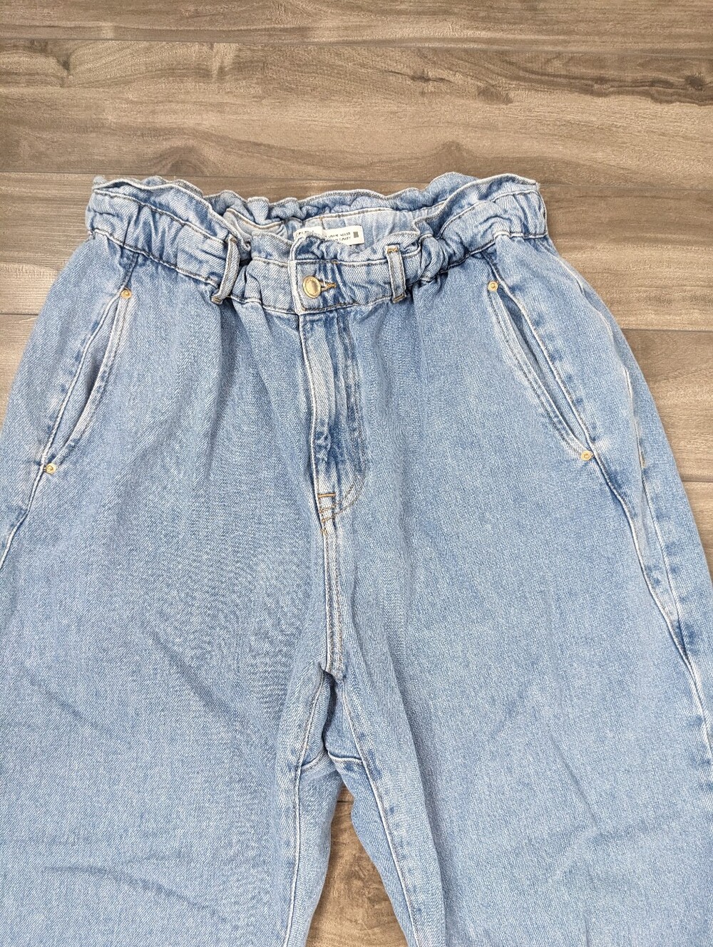 Zara Women's Elastic Waist Mom Jeans Light Wash size 10 Pleated - Picture 3 of 12